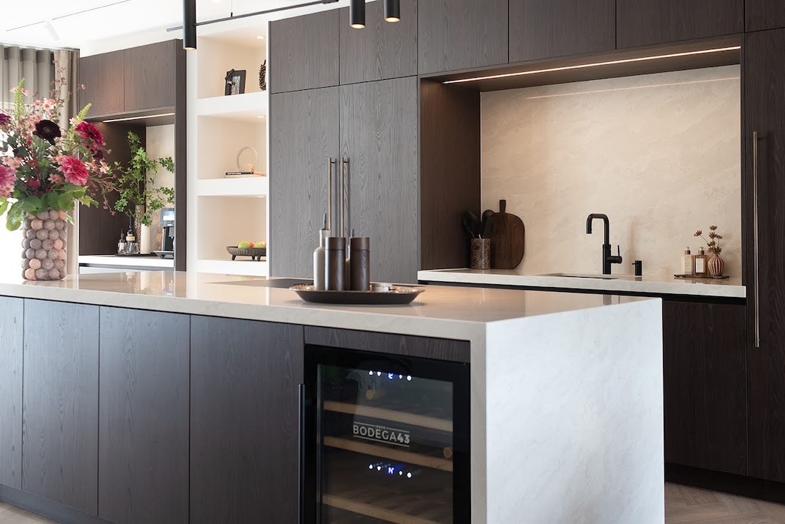 Foto Waarom donker hout zo mooi werkt in een luxe keuken FotoWaarom donker hout zo mooi werkt in een luxe keuken